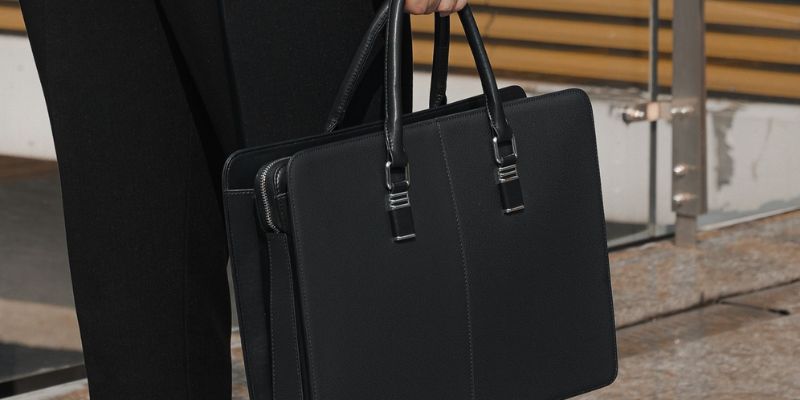 Cặp tài liệu là lựa chọn được yêu thích cho dân văn phòng bởi vẻ lịch lãm và chuyên nghiệp
