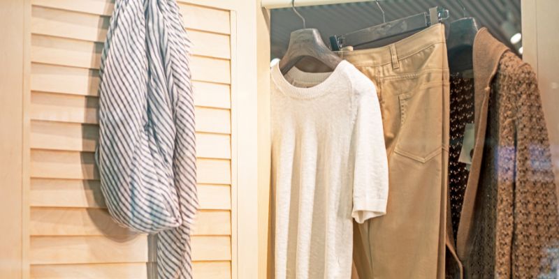 Trang phục mang màu tương phản giúp bạn dễ dàng nổi mật giữa đám đông