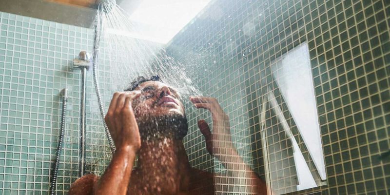 Tắm rửa sạch sẽ giúp phái mạnh đánh bay mùi khó chịu trên cơ thể.