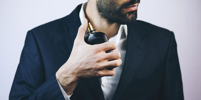 Nước hoa, lăn khử mùi là “vũ khí” chống lại mùi cơ thể