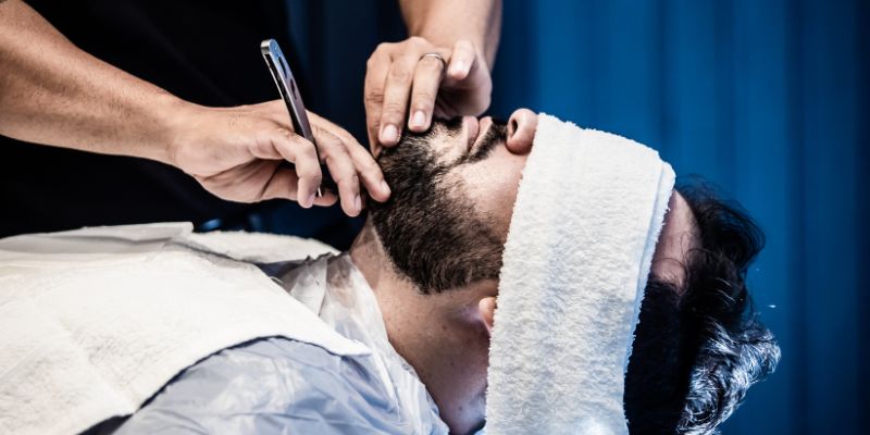 Bạn nên cạo theo chiều râu mọc để tránh thâm và mụn xuất hiện.