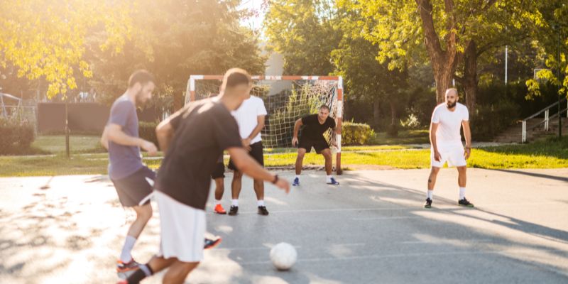 Áo thun thể thao là item quen thuộc với phái mạnh.