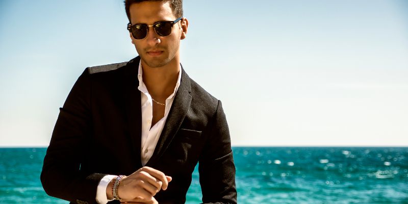 Chọn trang phục phù hợp concept là cách tôn trọng chủ nhân bữa tiệc.