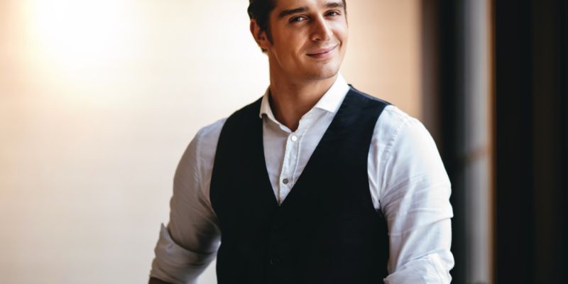 Bạn nên dựa vào sở thích, hình thể và mục đích để lựa chọn phong cách vest nam phù hợp